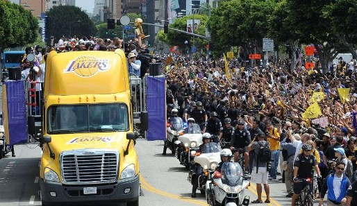 Ausnahmezustand auf der Figueroa Street, wo die Massen dem Lakers-Truck zujubeln