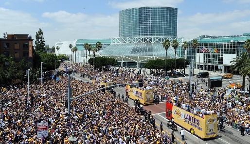 Ziel der lustigen Busfahrt ist natürlich das Staples Center, die Heimstatt der Lakers