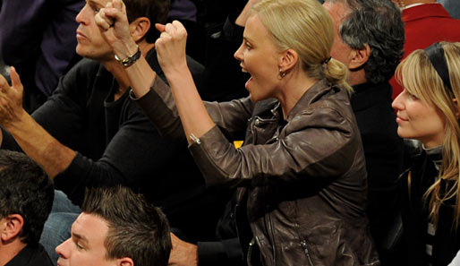 Finals, Spiel 1: Oscarpreisträgerin Charlize Theron ist selbstredend Lakers-Fan und hatte deshalb mächtig Spaß