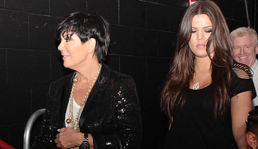 ...ihre Mutter Kris Jenner und ihre Schwester Khloe, die mit Lakers-Spieler Lamar Odom verheiratet ist