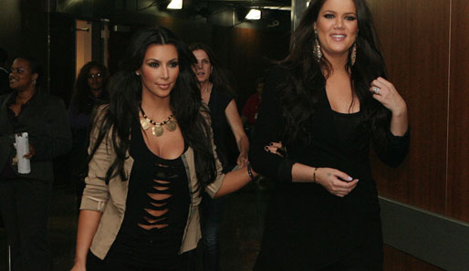 Diese beiden gehören fast schon zu jedem Lakers-Spiel: Kim Kardashian (links) und Schwester Khloe Kardashian