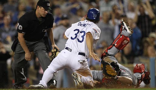 Voller Körpereinsatz in der MLB: Blake DeWitt von den Los Angeles Dodgers (M.) erwischt Atlanta Braves-Catcher Brian McCann beim Versuch, einen Punkt zu erzielen