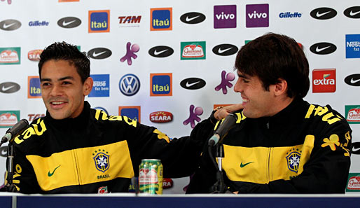 Wie bei Dingsda: Die Brasilianer Josue (l.) und Kaka bei einer Pressekonferenz in Südafrika. Ist das da vorne eine Dose Bier?!