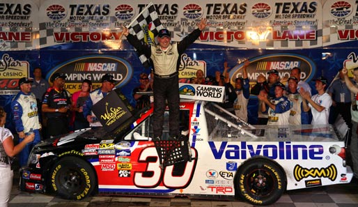 Ein Mann und sein Truck: Todd Bodine freut sich nach seinem Sieg beim NASCAR Camping World Truck Series Rennen auf dem Texas Motor Speedway