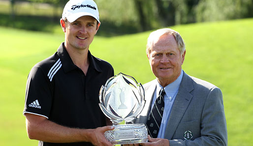 Golf, Memorial Tournament: Da is das Ding! Justin Rose bekommt den Siegerpokal von Turnier-Veranstalter Jack Nicklaus überreicht