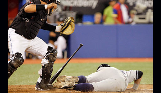 MLB: Autsch! Yankees-Hitter Francisco Cervelli wird von einem Pitch so hart getroffen, dass er zu Boden geht. Da schaut sogar Jose Molina von den Blue Jays besorgt