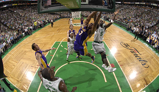Die NBA-Finals, Spiel 3: Bostons Kevin Garnett blockt Andrew Bynum - trotzdem gewannen die L.A. Lakers mit 91:84