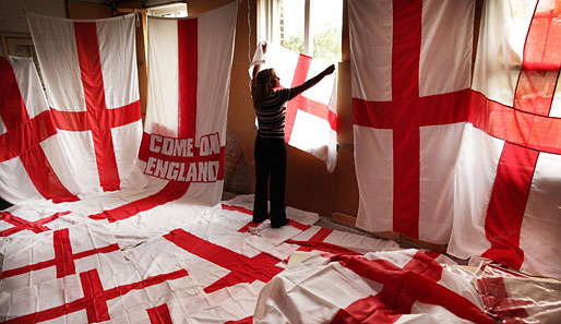 Qualitätskontrolle: Eine Mitarbeiterin von Piggotts prüft die englischen Flaggen - die sollen schließlich bis zum Finale halten