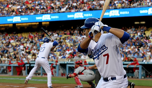 MLB: James Loney (Nr. 7) von den Los Angeles Dodgers macht sich bereit, während im Hintergrund noch Matt Kemp schlägt