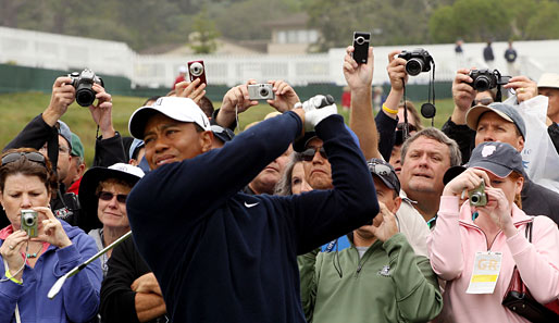 Tiger Woods steht unter Beobachtung. Beim Warmspielen für die U.S. Open dürfte es den Schaulustigen zur Abwechslung aber doch eher um Sport als Privates gegangen sein