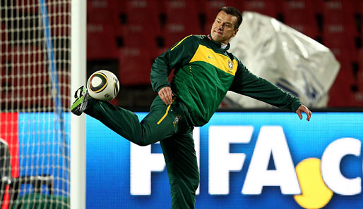 Brasiliens Trainer Dunga zeigt sich vor dem Auftakt-Spiel seiner Mannschaft bereits in typisch brasilianischer Spiellaune