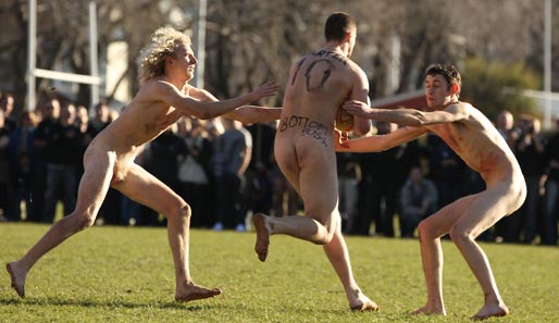 Nackisch Nazareth gegen Barfuß Bethlehem? Mitnichten. Das traditionelle Nude Rugby wird in Neuseeland vor jedem Spiel der All Blacks praktiziert. Hier im Logan Park zu Dunedin