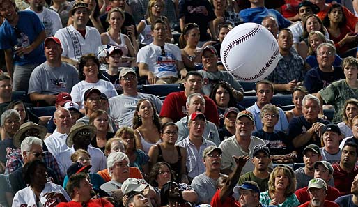 Durch großen Einsatz machen auch die Fans in Atlanta auf sich aufmerksam. Mit einem überdimensionalen Baseball vertreiben sie sich die Zeit