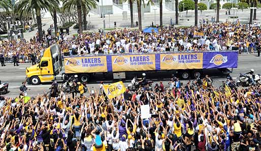 Riesen-Jubel in Los Angeles. Die halbe Stadt ist auf den Beinen, um die L.A. Lakers nach ihrem Triumph im NBA-Finale gegen die Boston Celtics zu bejubeln