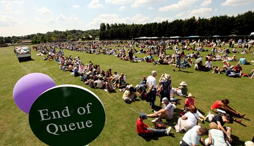 Queuing ist nicht umsonst eine der Lieblingsbeschäftigungen der Engländer. Bei den Wimbledon-Championships erreicht das Schlange-Stehen neue Dimensionen