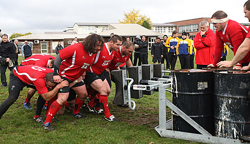 Sieht komisch aus, aber so geht's beim Rugby-Training eben zu - hier ist das Team von Wales am Werk
