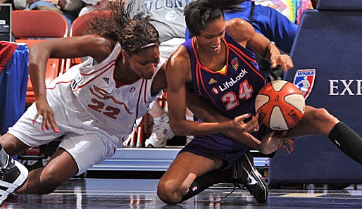 Auch in der WNBA wird mit harten Bandagen gekämpft. DeMya Walker (l.) von der Conneticut Sun im Zweikampf mit DeWanna Bonner von den Phoenix Mercury. Die Sun siegte 82:79