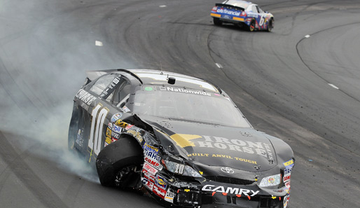 Bei den New England 200 in New Hampshire bugsiert Tayler Malsam seinen demolierten NASCAR-Boliden Richtung Box. Rick Stenhouse Jr. scheint es andersrum zu versuchen