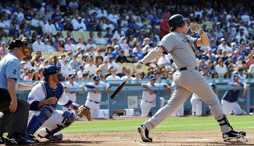 Mark Teixeira von New York Yankees schwingt durch und läuft einen Homerun. Am Ende verlor sein Team das MLB-Match gegen die Los Angeles Dodgers allerdings mit 4:9