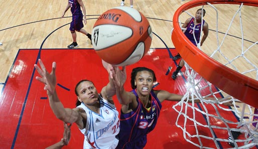 Auch in der WNBA geht es unterm Korb zur Sache. Armintie Price (Atlanta Dream) verteidigt gegen DeWanna Bonner (Phoenix Mercury) und hält den 94:88-Sieg fest