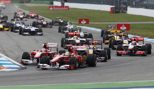 Der Red-Bull-Pilot versucht noch, Alonso hinter sich zu halten - muss sich dann aber mit Rang drei begnügen