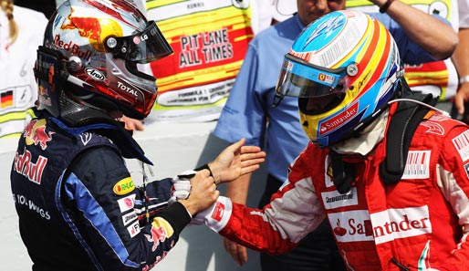 Alonso freut sich riesig über seinen Sieg. Hier nimmt er die Glückwünsche von Vettel entgegen