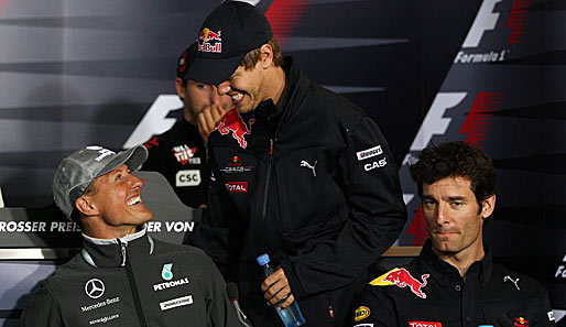 Überhaupt ist Schumacher beim Deutschland-GP extrem locker. Bei der Pressekonferenz scherzte er mit Vettel. Webber (r.) schaut eher so mittel belustigt drein