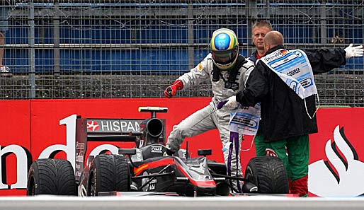 Zahlreiche Dreher und Ausritte waren die Folge. Hier erwischt es Bruno Senna vom HRT-Team, dem Streckenposten aus dem havarierten Auto helfen