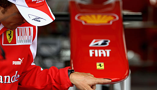 Nach ganz vorne reichte es am Ende des Tages allerdings nicht. Da war Fernando Alonso der Schnellste - und inspizierte ein bisschen E.T.-mäßig die Nase des Ferraris
