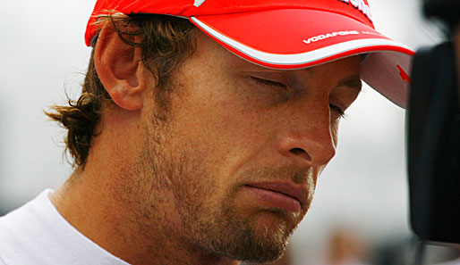 Bei Jenson Button - das Foto lässt es erahnen - lief es gar nicht gut. Er würde so gerne sein Heimrennen gewinnen, aber in der Quali wurde er nur 14.