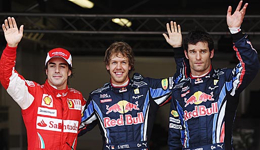 Die Top 3 fröhlich winkend: Ferrari-Pilot Fernando Alonso und die Red-Bull-Asse Sebastian Vettel und Mark Webber (v.l.n.r.)