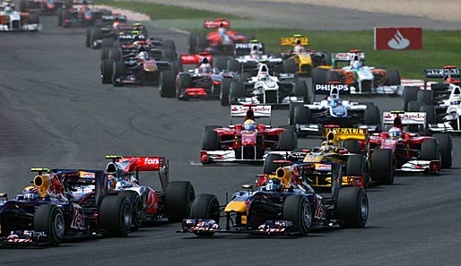 Vorhang auf zum Grand Prix von Großbritannien in Silverstone! Ganz vorne: Die Red Bull von Sebastian Vettel und Mark Webber - noch