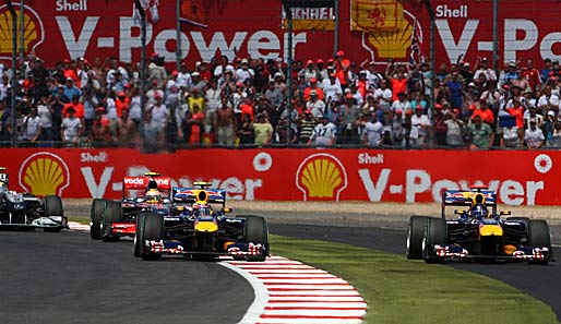 Denn während Webber in der ersten Runde von Platz zwei aus nach vorne schießt, kommt Vettel von der Strecke ab