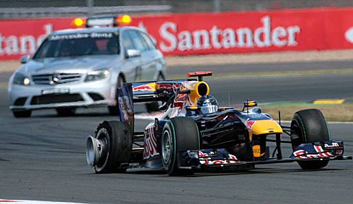 Und diese Folgen sehen wir hier: Vettel macht sich bei der Aktion den Reifen rechts hinten kaputt. Hinter ihm fährt das Medical Car, das beim Start immer bereit steht