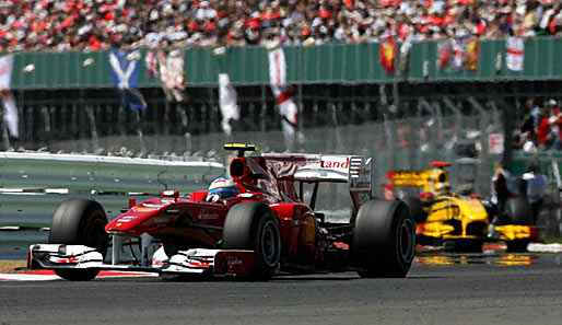 Vettel war nicht der einzige Pechvogel des Großbritannien-GPs: Fernando Alonso bekam nach einem Manöver gegen Kubica eine umstrittene Durchfahrtsstrafe