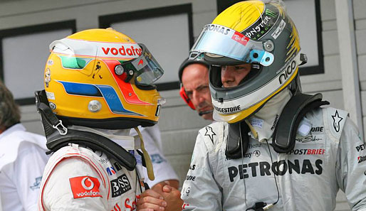 Mercedes-Pilot Nico Rosberg verpasste Schumi eine Klatsche und freute sich gemeinsam mit Lewis Hamilton über die dritte Startreihe