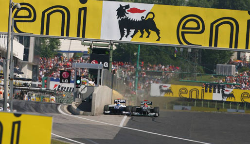 Es ist eine der Szenen des Rennens: Rubens Barrichello holt nach seinem späten Boxenstopp in Riesenschritten auf Michael Schumacher auf