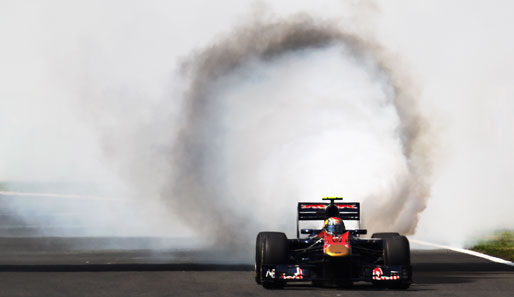 Für spektakuläre Bilder sorgt auch Jaime Alguersuari. Gleich zu Beginn des Rennens streikt sein Toro Rosso