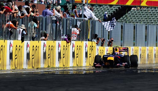 Und zwar an Mark Webber. Der Red-Bull-Pilot gewinnt das Rennen auf dem Hungaroring