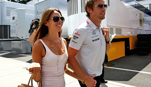 She is back! Jenson Button lief stolz und verliebt mit seiner neuen alten Freundin Jessica Michibata durchs Fahrerlager. Man beachte das innige Hänchenhalten