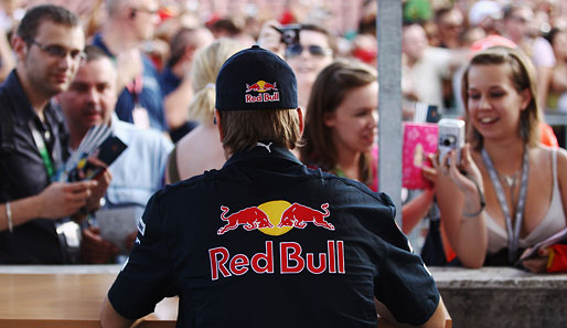 Bei Red Bull war vor dem Wochenende Nähe zu den Fans angesagt. Sebastian Vettel schrieb geduldig Autogramme