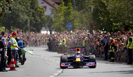 Motorengehäul, Reifengeruch und 750 PS - was es sonst nur auf der Rennstrecke gibt, erlebten 120.000 Vettel-Fans live vor ihrer Haustür