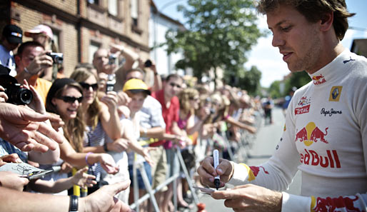 Autogramme schreiben im Akkord: Vettel sorgte für Gänsehautatmosphäre unter den Motorsport-Fans