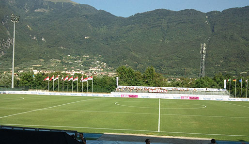 TAG 1: Idylle pur: Das Stadion von Arco bei Trentino am Gardasee. Hier schaffen die FCB-Profis eine Woche lang Grundlagen für die neue Saison