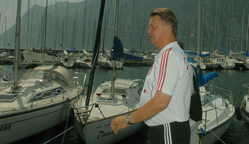 TAG 4: Bayern Trainer Louis van Gaal genießt die Freizeit und schlendert am Hafen entlang