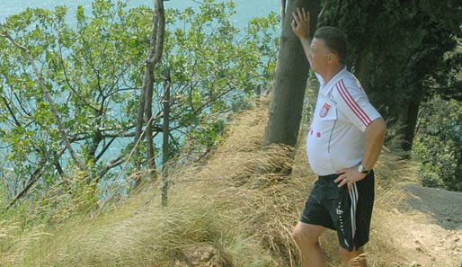So macht Trainingslager Spaß. Nach einem kurzen Anstieg genießt van Gaal den Ausblick über den Gardasee von einem kleinen Berg