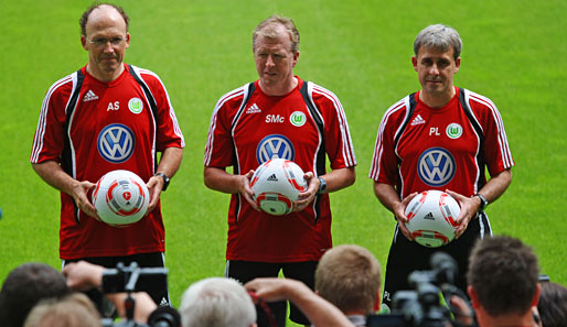 Zum Trainingsauftakt präsentierte sich der neue Cheftrainer Steve McClaren (M.) mit seinen Co-Trainern Pierre Littbarski (r.) und Achim Sarstedt