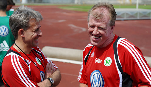 Und auch bei den Beiden scheint es gefunkt zu haben: Co-Trainer Littbarski (l.) scherzt und lacht mit seinem neuen Chef Steve McClaren