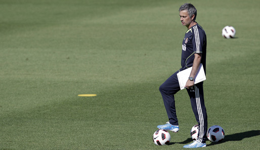 Ausgestattet mit reichlich Bällen und Schreibmaterial leitete Jose Mourinho sein erstes Training bei Real Madrid