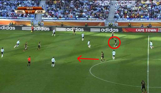 Khedira erkennt, dass Schweinsteiger(Kreis) den Ball kontrollieren kann und das Spiel vor sich hat und schiebt deshalb schon einige Meter nach vorne